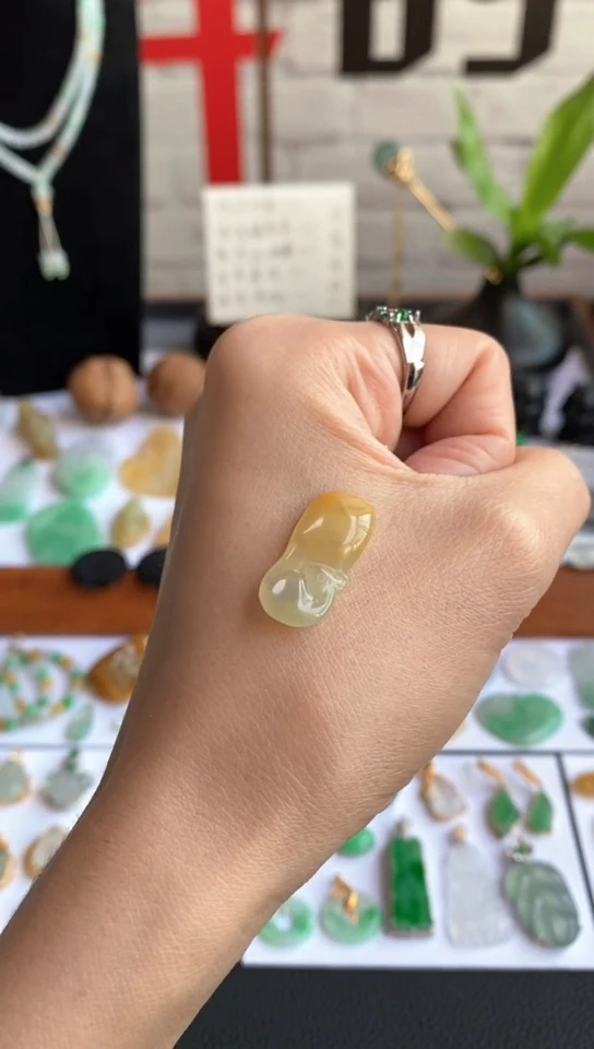 颈饰未镶嵌翡翠松鼠吊坠~