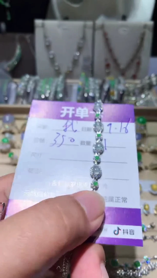 未镶嵌翡翠耳饰我****学 我不想去上学