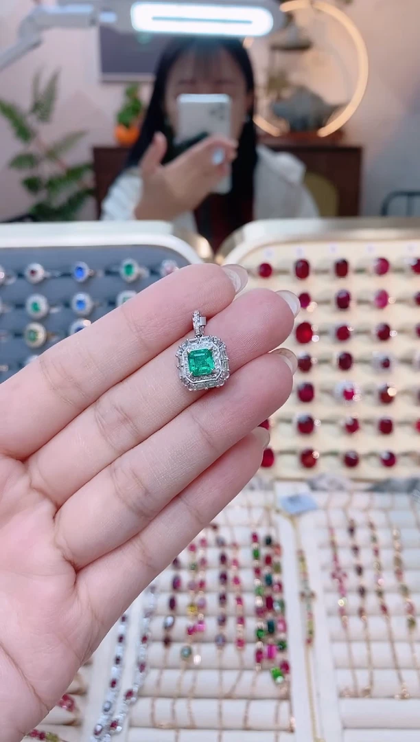 【闪购商品】祖母绿18K金吊坠18K金镶嵌1