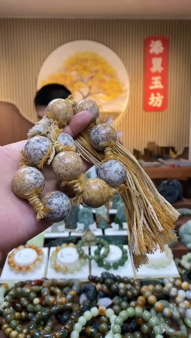 【闪购商品】岫岩河磨玉（透闪石质玉）手持未镶嵌多样性随机发一