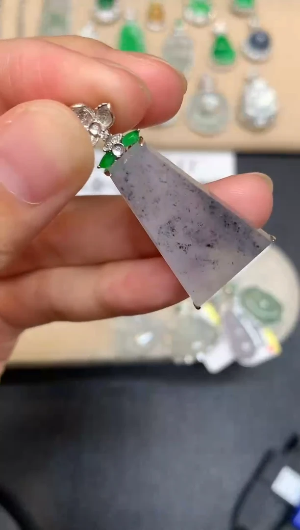 颈饰18K金镶嵌翡翠无事牌【无服务费