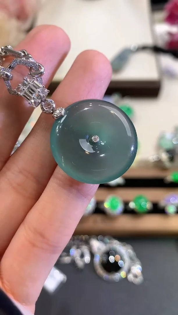 颈饰18K金镶嵌翡翠w68