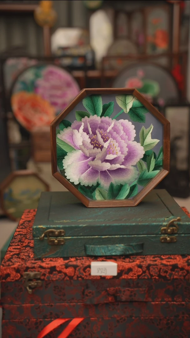 扇子苏绣双面绣八角台屏胡桃木框大号20CM