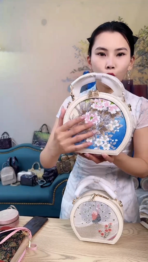 蚕丝花卉圆饼大包包