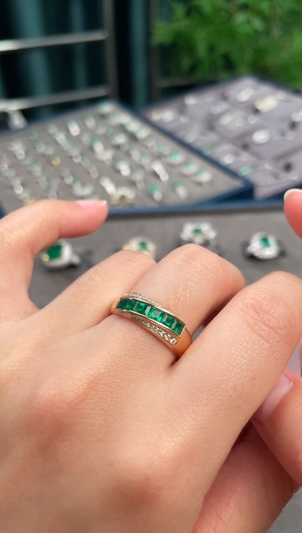 【闪购商品】祖母绿戒指18K金镶嵌/潘杰希尔/0.74ct/排戒