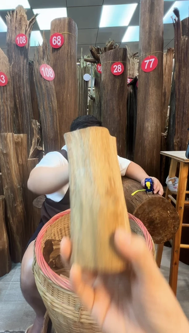 沉香碎屑沉香沉香原料摆件一百元以上带底座