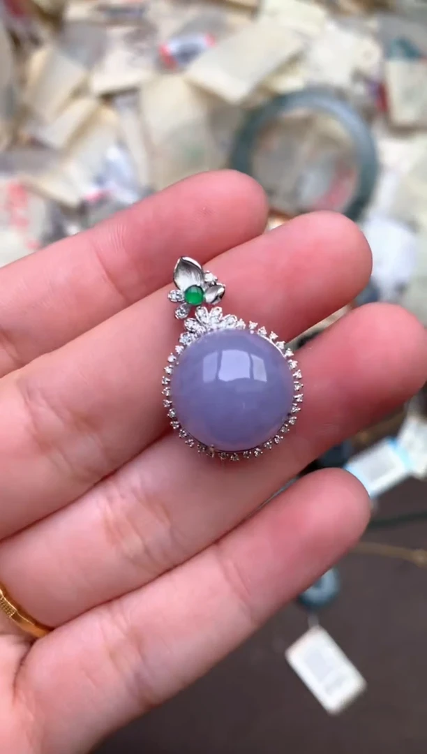 18K金镶嵌挂件翡翠 —