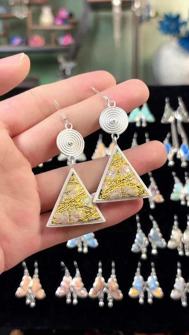 彩云南阁非遗老绣饰品108