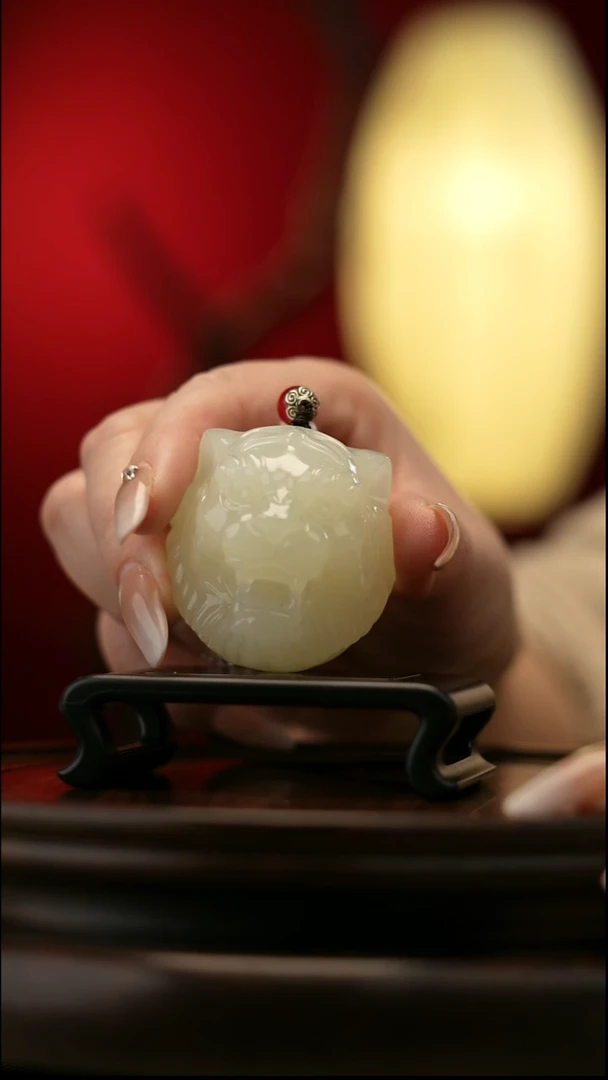 玉【虎虎胜威】天然玉手把件