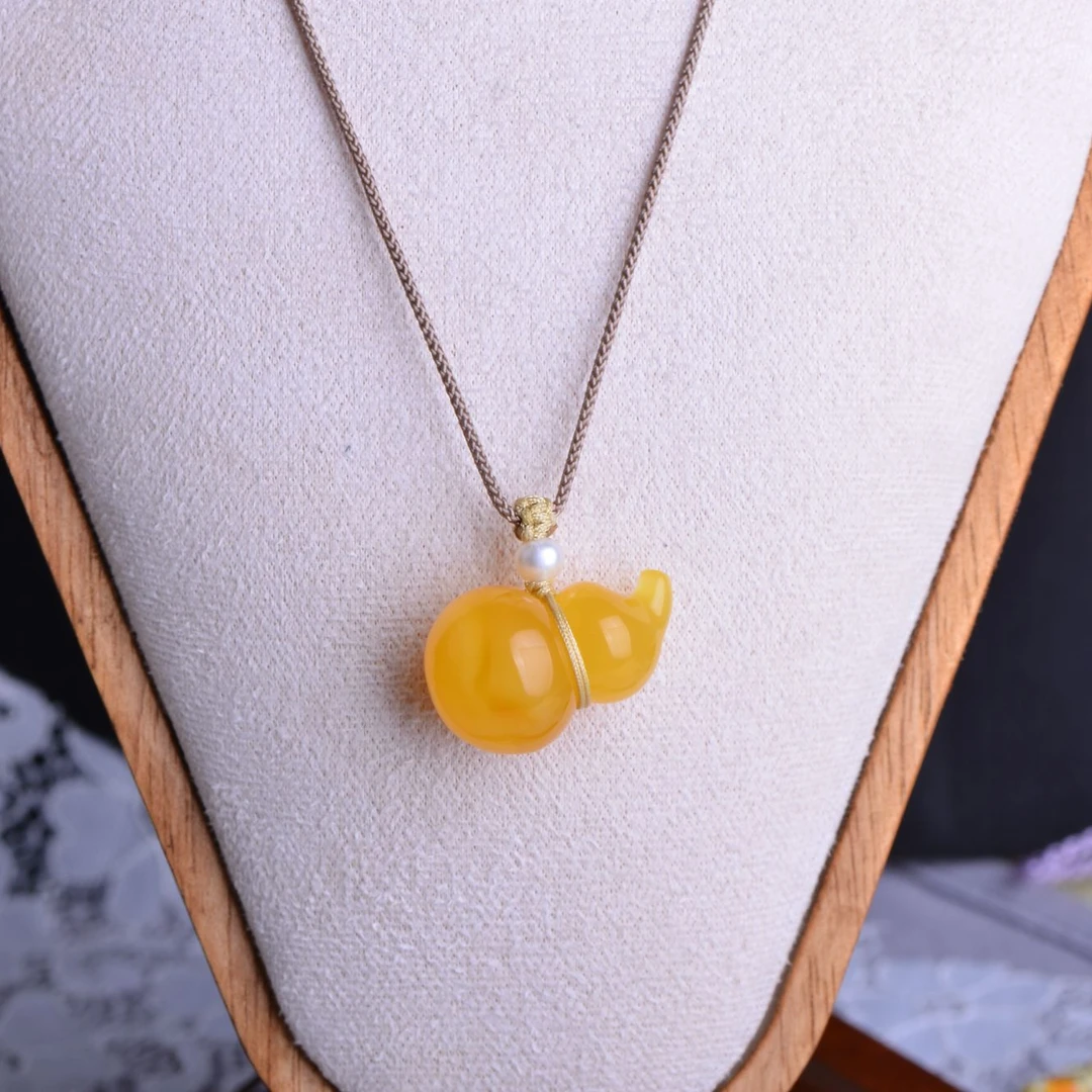 焦皮满蜡鸡油黄葫芦吊坠