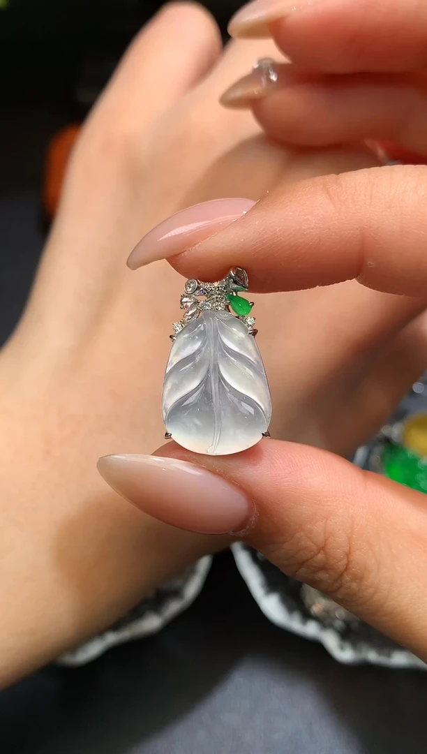 颈饰18K金镶嵌翡翠叶子