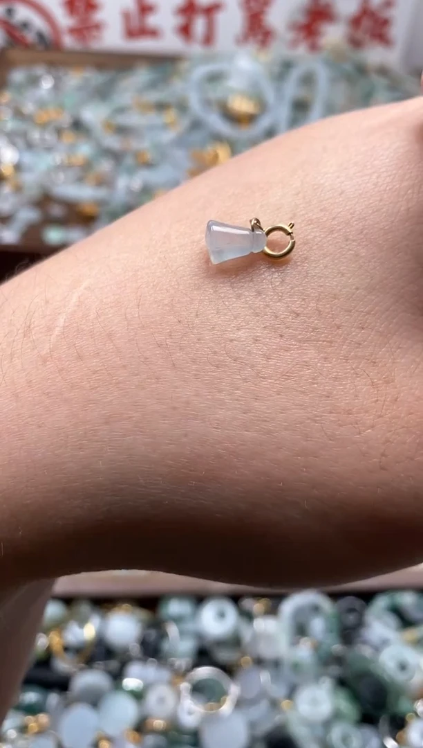 【闪购商品】翡翠颈饰未镶嵌新年快乐！