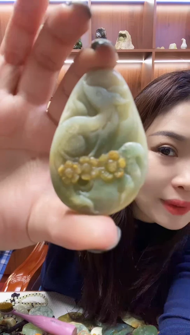 未镶嵌蛇纹石玉吊坠