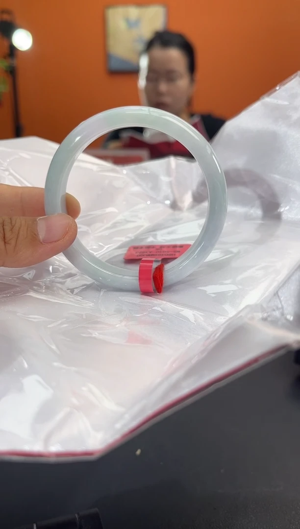 翡翠手镯未镶嵌翡翠手镯