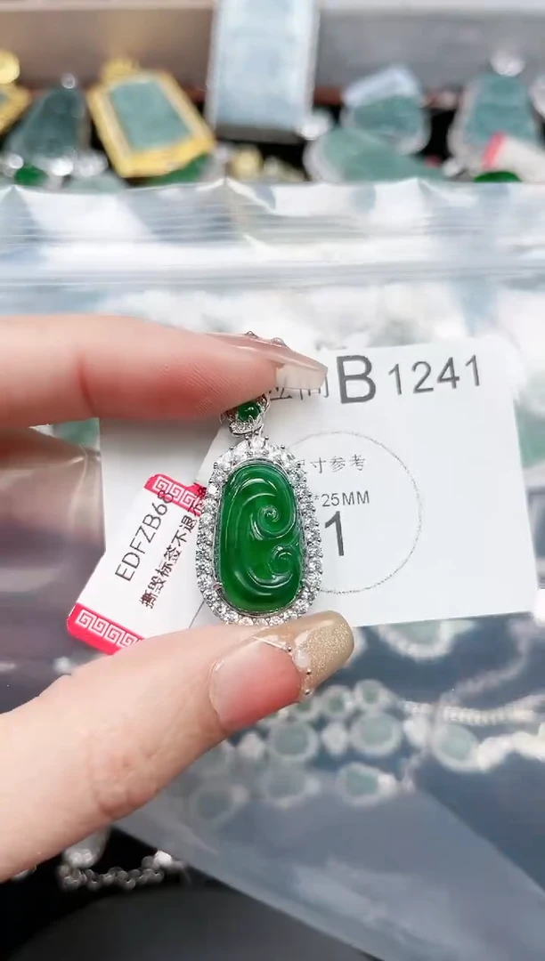 【闪购商品】翡翠颈饰未镶嵌1241赠皮绳