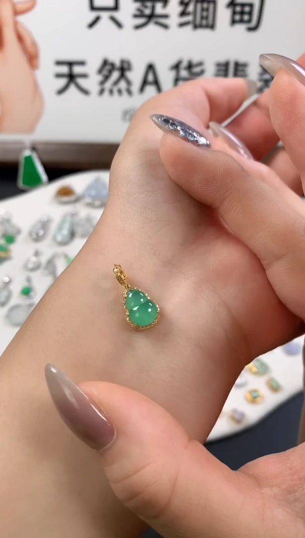 颈饰18K金镶嵌翡翠葫芦