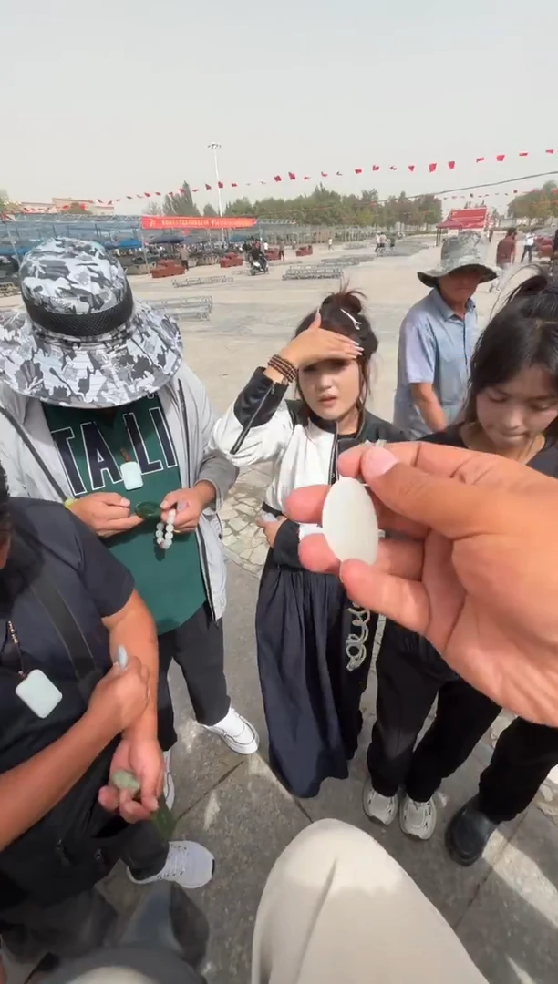 未镶嵌和田玉（糖玉）挂件和田玉
