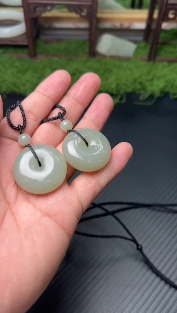 吊坠(赠链)未镶嵌和田玉且末微色差近矿平安扣多样性发货拍一发一