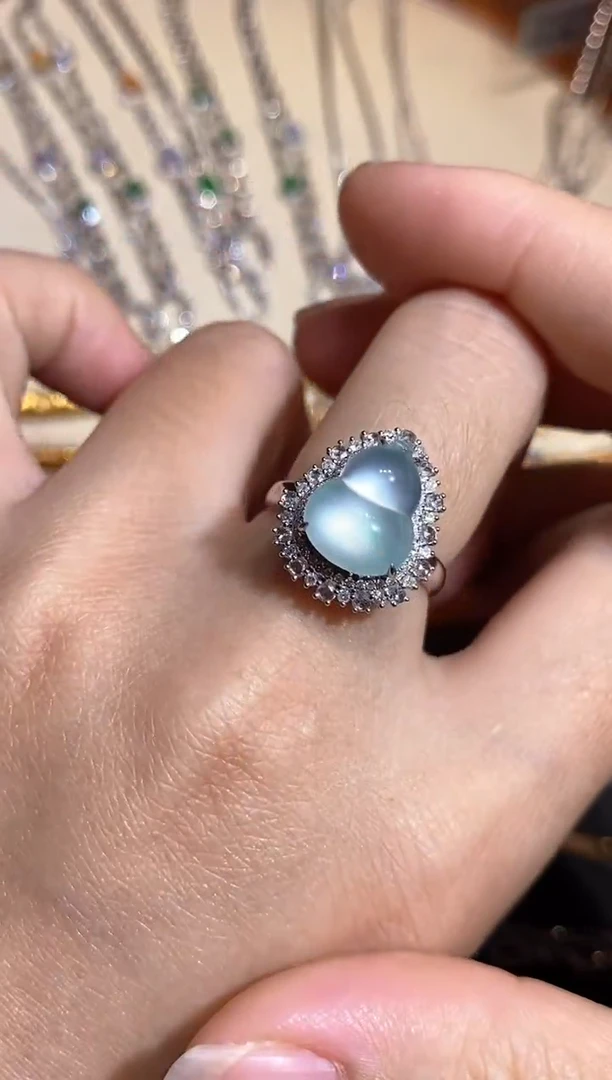 颈饰18K金镶嵌翡翠戒指