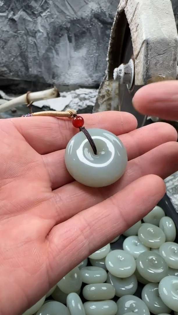 和田玉未镶嵌颈饰吊坠