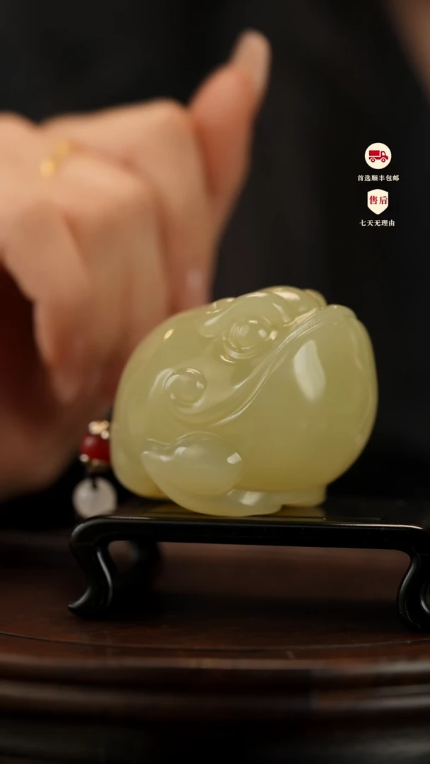 云南石竹叶青雕刻：大嘴金蟾手把件摆件
