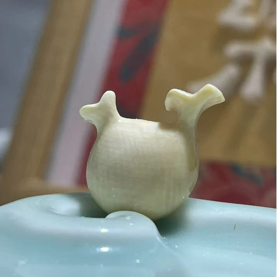80115【可爱的海豚】猛犸象牙纯手工雕刻吊坠19*15.6mm左右