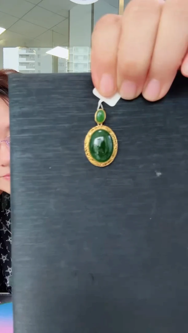 和田玉18K金镶嵌颈饰挂坠