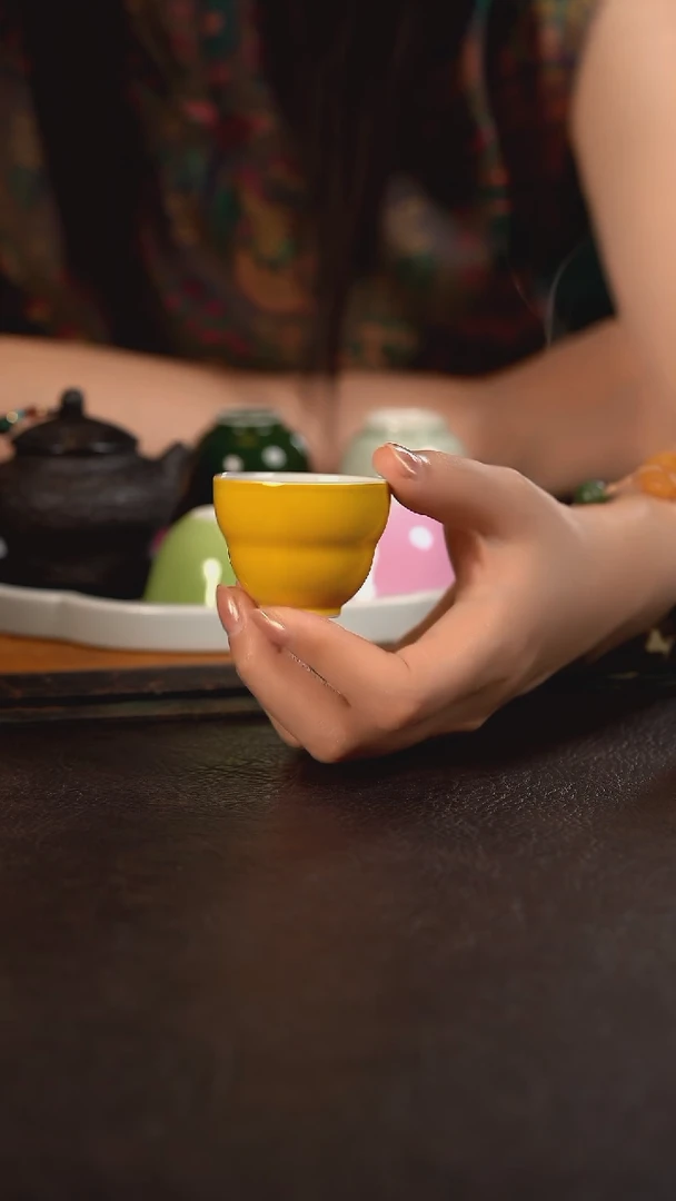 聚澜堂描银黄釉小葫芦杯