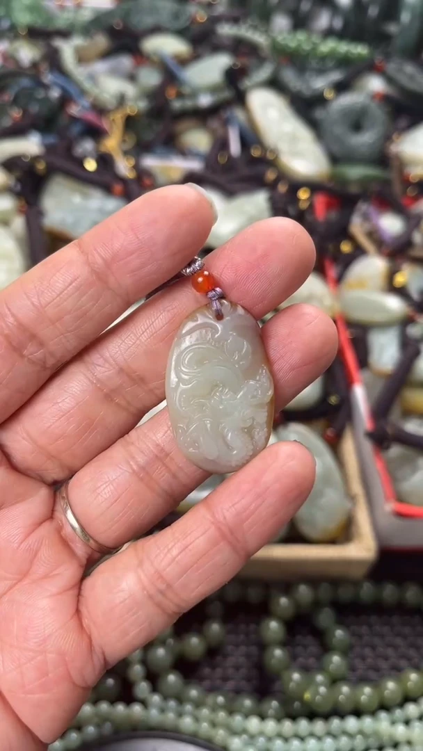 【闪购商品】和田玉颈饰未镶嵌多样性发货没有证书，拍一发一.有瑕