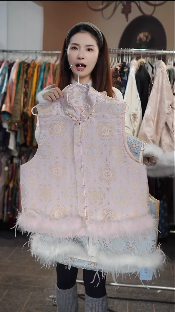 粉宝箱下摆鸵鸟毛