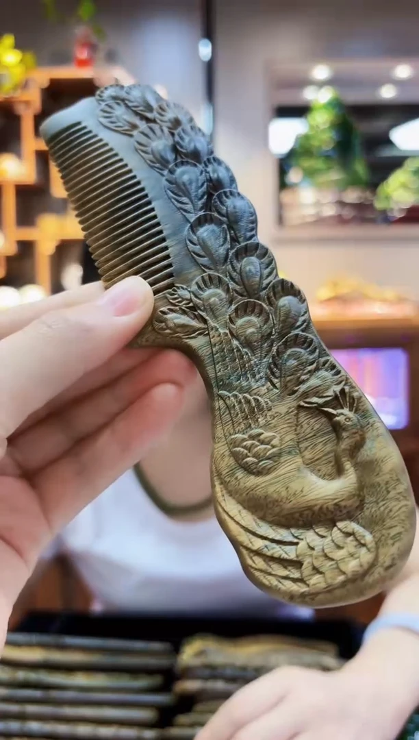 维腊木（绿檀）无事牌梳子