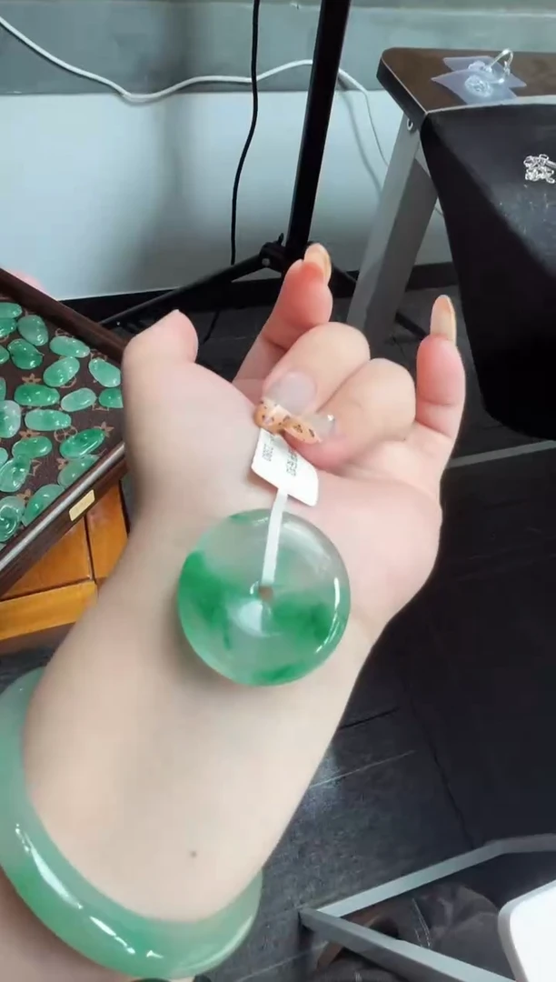 吊坠(赠链)未镶嵌石英质玉（非洲翠）14.40平安扣