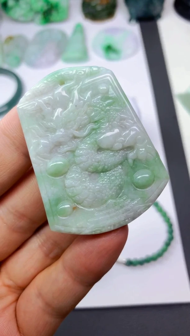颈饰未镶嵌翡翠包**人龙牌