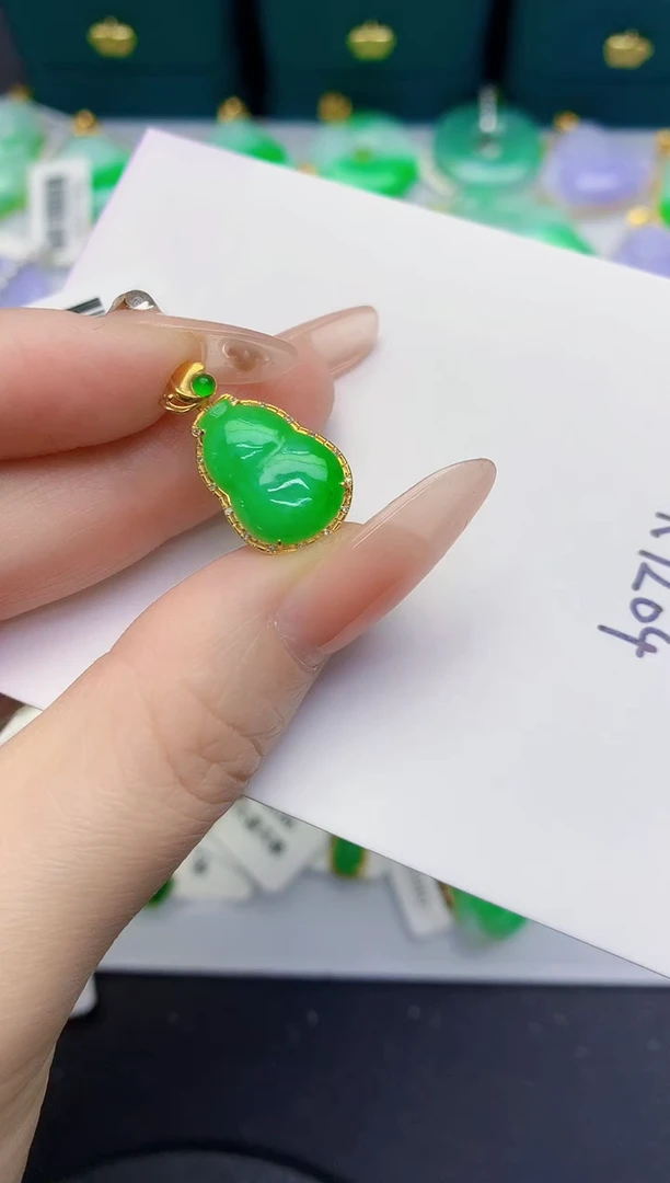 颈饰18K金镶嵌翡翠缅甸天然翡翠A货