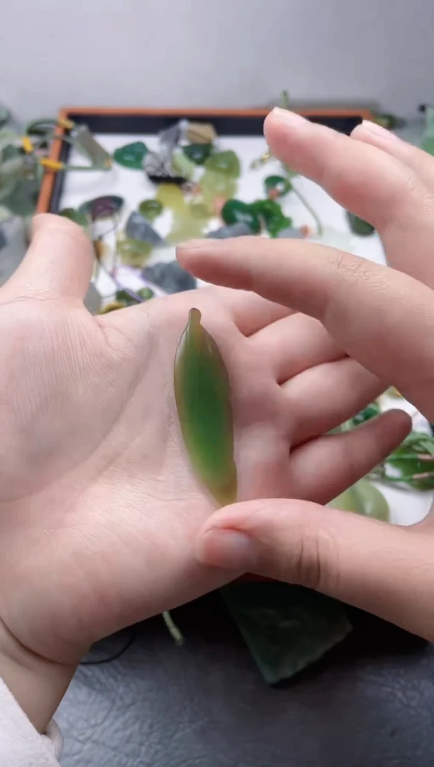 颈饰未镶嵌和田玉孔雀羽