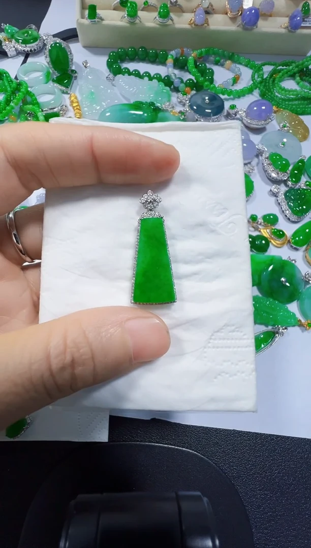 吊坠(不含链)18K金镶嵌翡翠6800