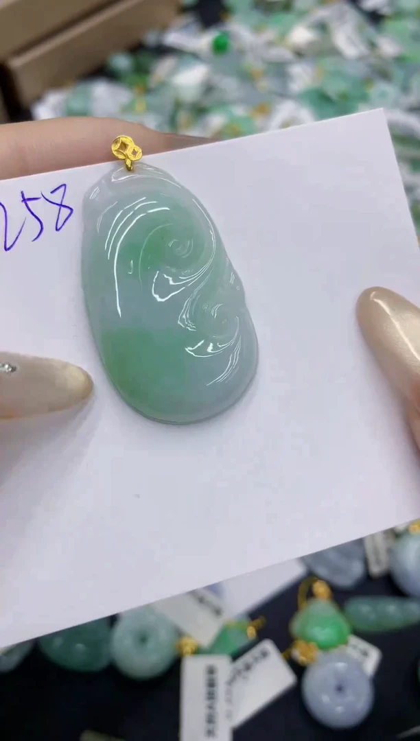 翡翠18K金镶嵌颈饰11111111111111