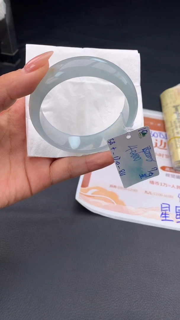 未镶嵌手镯翡翠自带#送人#，联系客服核对地址~