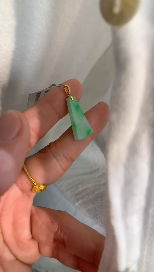 颈饰18K金镶嵌翡翠无事牌