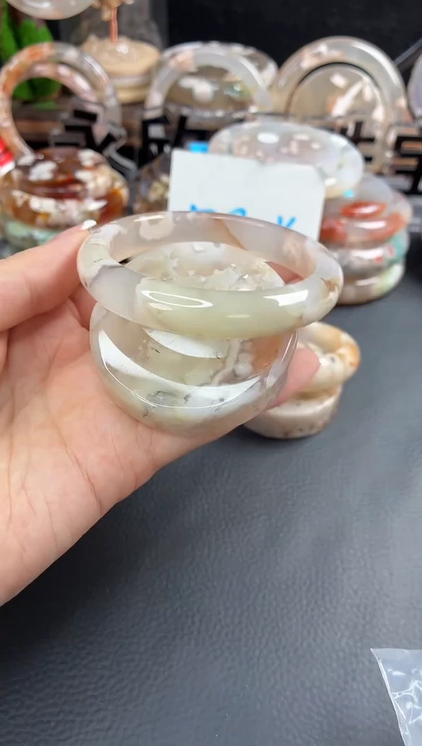 未镶嵌手镯（圆镯）石英质玉57
