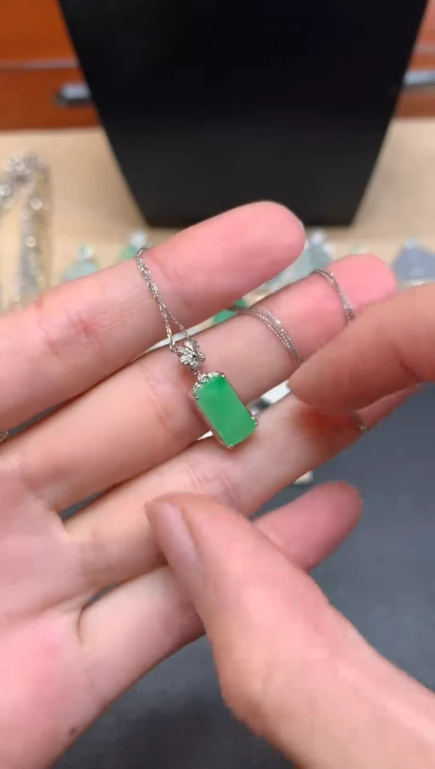 【闪购商品】翡翠颈饰18K金镶嵌无事牌【无服务费】