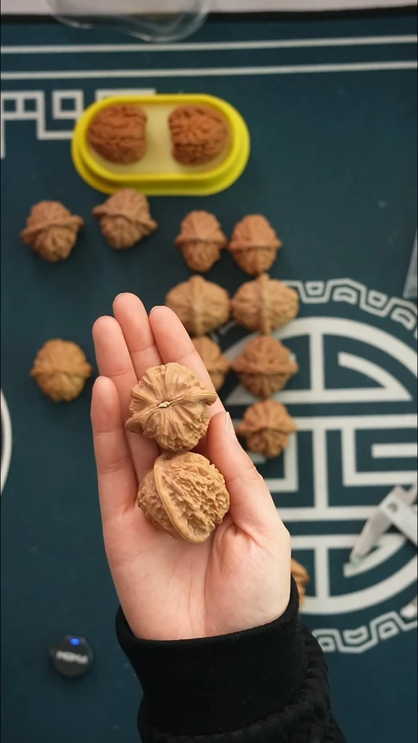 吊坠文玩核桃艾**得三角白