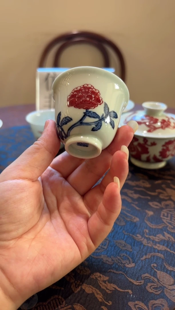 抹**香定向釉里红折枝花杯