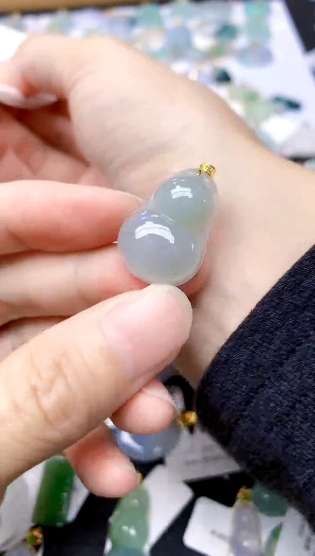 颈饰18K金镶嵌翡翠天然A货翡翠