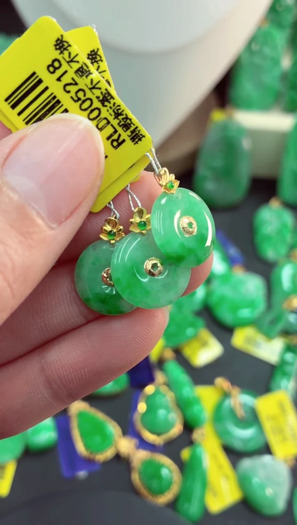 吊坠(不含链)18K金镶嵌翡翠多样性发货其中一件