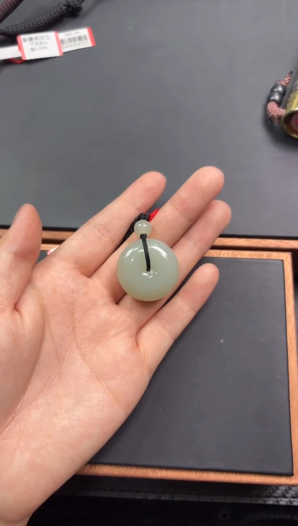 【闪购商品】和田玉吊坠(赠链)未镶嵌且末微色差近矿吊坠