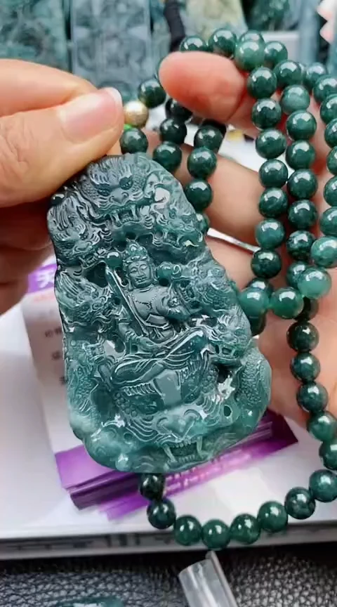 翡翠未镶嵌颈饰               一套