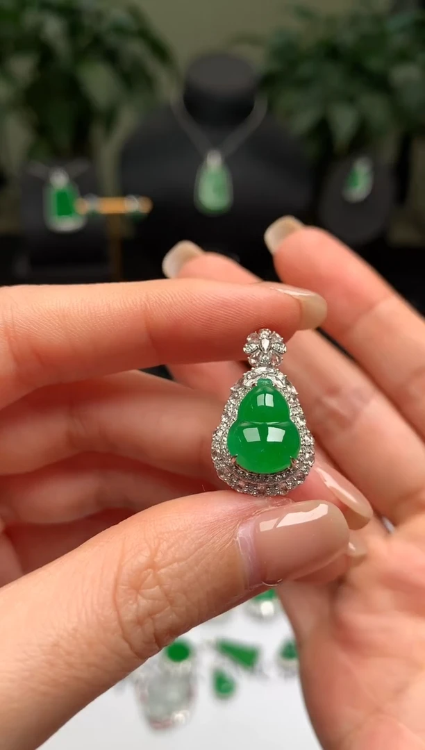 颈饰18K金镶嵌翡翠葫芦