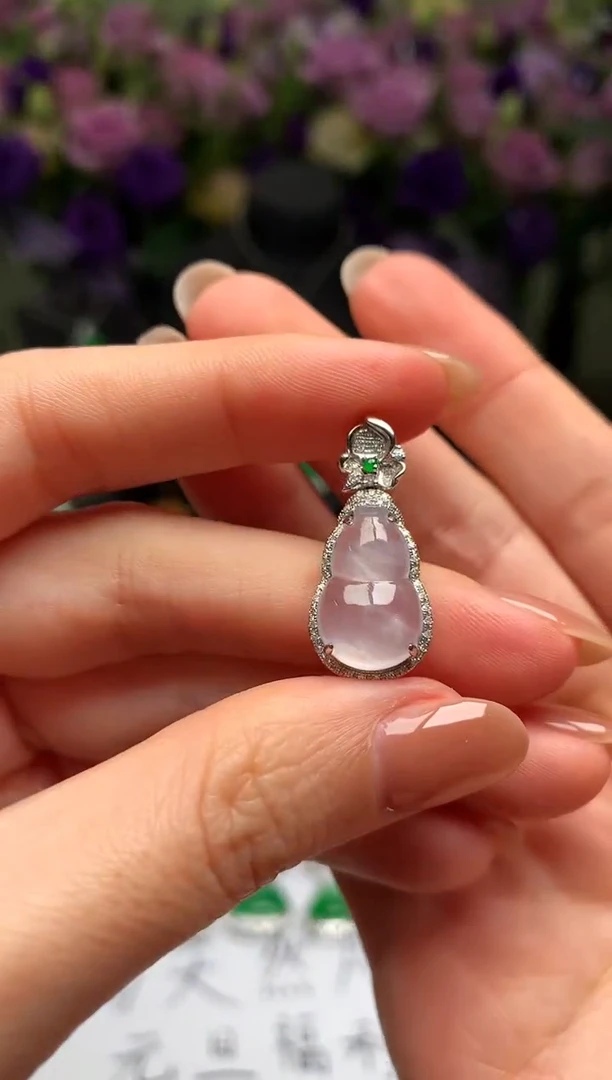 颈饰18K金镶嵌翡翠葫芦