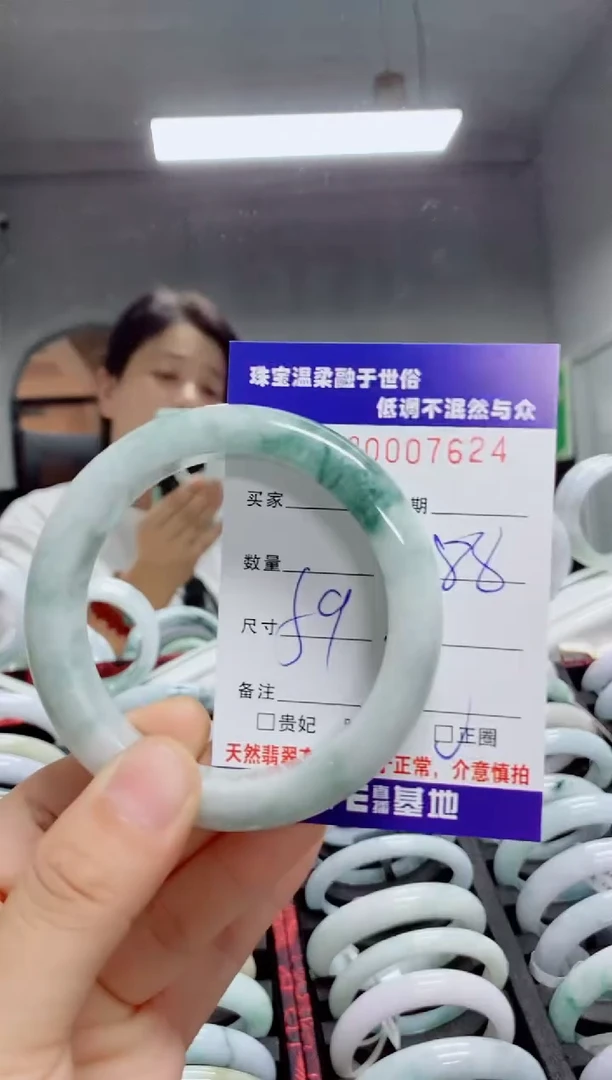 翡翠手镯未镶嵌天然翡翠A货